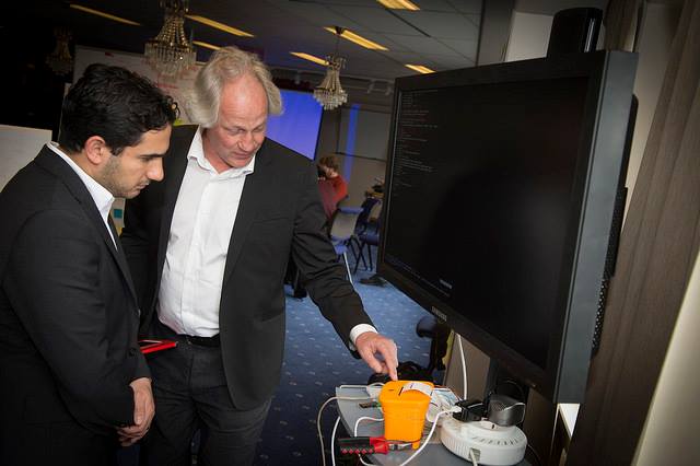 Ardalan Shekarabi, Minister for the public sector, is shown around&nbsp;the fablab&nbsp;in&nbsp;the Do-Tank at Meeting Point Lycksele by Lars Albinsson. (Photo: Region Västerbotten)